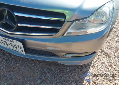 2011 Mercedes-Benz C 300 z USA, uszkodzony, nr VIN WDDGF5EB4BF635782